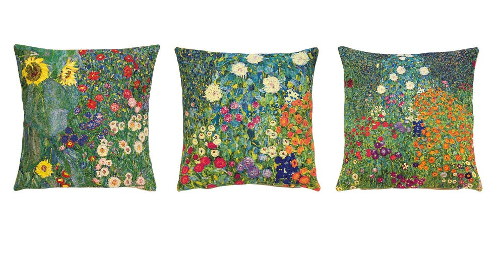 Drei dekorative Kissen mit farbenfrohen Blumenmustern, inspiriert von impressionistischer Kunst, nebeneinander angeordnet.
