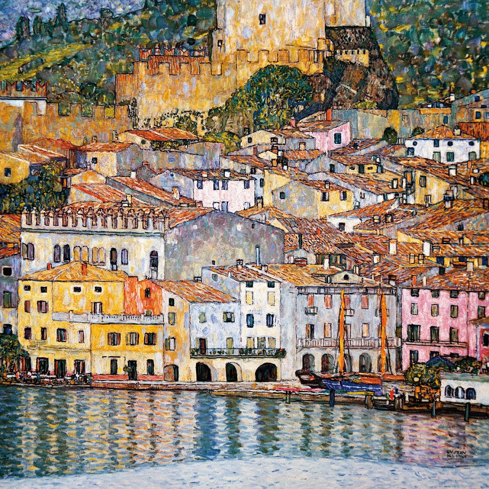Bunte Häuser mit roten Ziegeldächern säumen eine Uferpromenade, im Hintergrund ein Hügel mit einer Burg, im impressionistischen Stil.