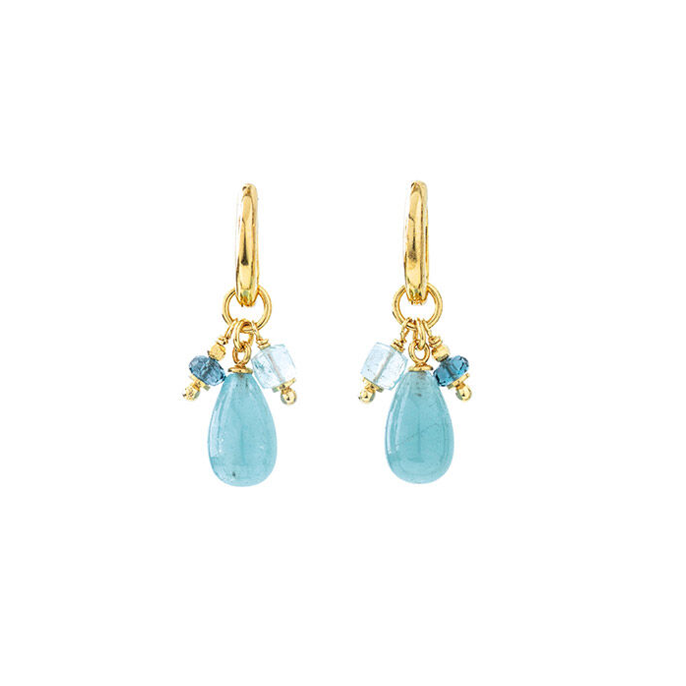 Goldene Creolen mit blauen Tropfenanhängern und kleinen blauen Edelsteinakzenten auf weißem Hintergrund.