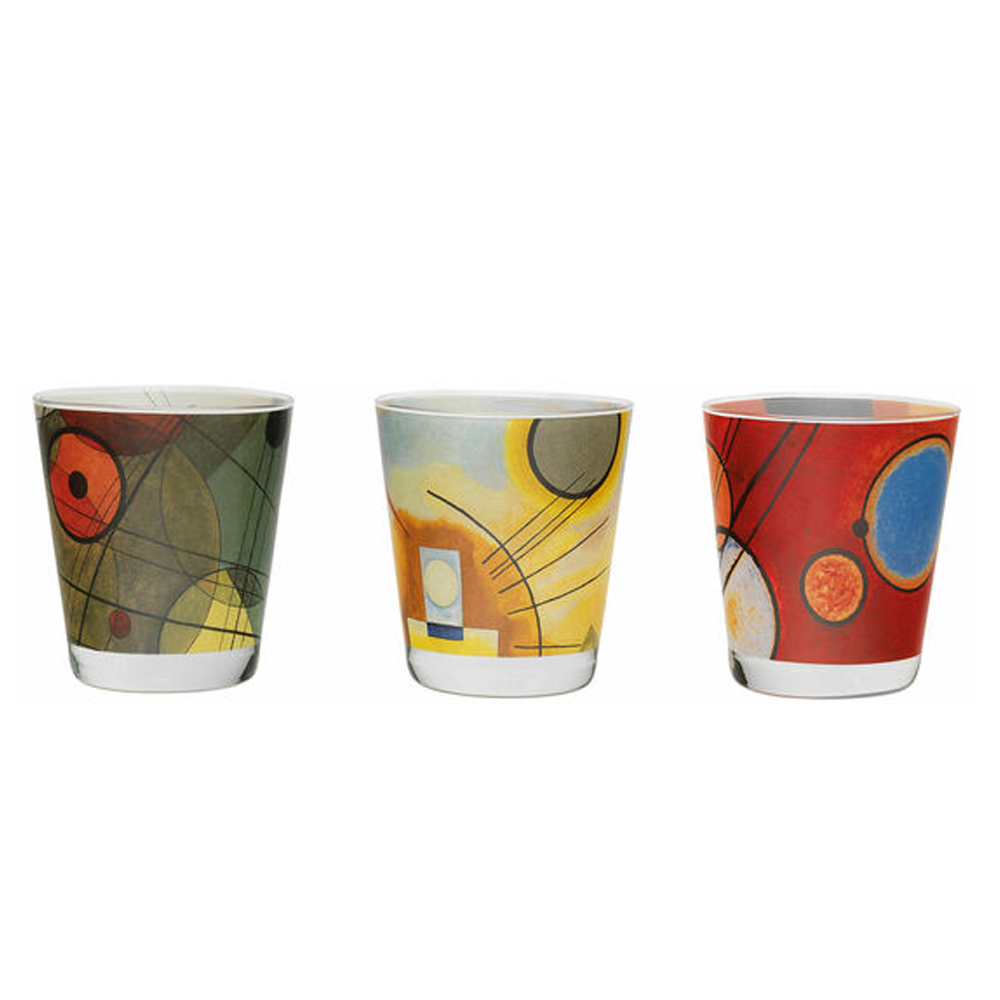 Drei bunte Tassen mit abstrakten geometrischen Mustern in Grün-, Gelb- und Rottönen, in einer Reihe aufgereiht.