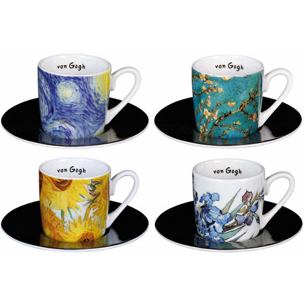 Vier Kaffeetassen mit Van Gogh-Kunstdrucken und passenden Untertassen, jeweils mit der Aufschrift „Van Gogh“ auf der Innenseite des Randes.