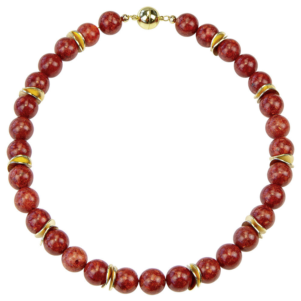 Rote Perlenkette mit goldenen Abstandshaltern und einem runden goldenen Verschluss, kreisförmig angeordnet auf weißem Hintergrund.