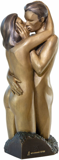 Bronzeskulptur zweier nackter Figuren, die sich leidenschaftlich umarmen und küssen.