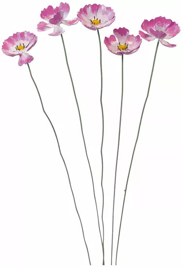 Das 5-teilige Gartenstecker-Blumenset „Blütentraum“ zeigt fünf rosa-weiße Kosmeenblüten mit langen grünen Stielen, die auf weißem Hintergrund präsentiert werden.