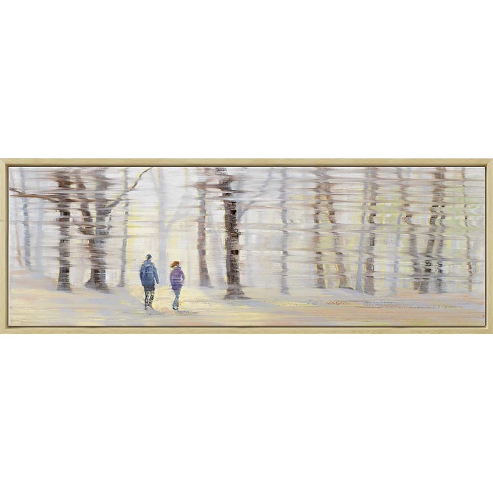 Zwei Menschen gehen gemeinsam durch einen nebligen Wald mit hohen Bäumen und sanftem, diffusem Licht im Hintergrund.