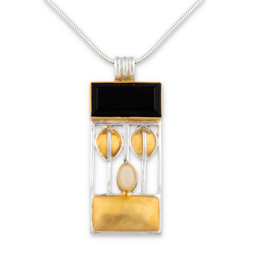 Geometrische Halskette mit Anhänger und schwarzen, goldenen und perlenartigen Akzenten an einer Silberkette vor weißem Hintergrund.