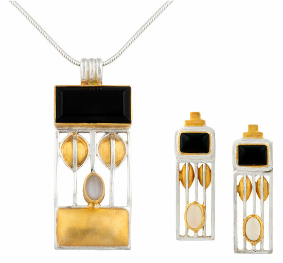 Halskette mit Anhänger und passenden Ohrringen mit geometrischen Formen in Gold, Schwarz und Weiß auf einer silbernen Fassung.