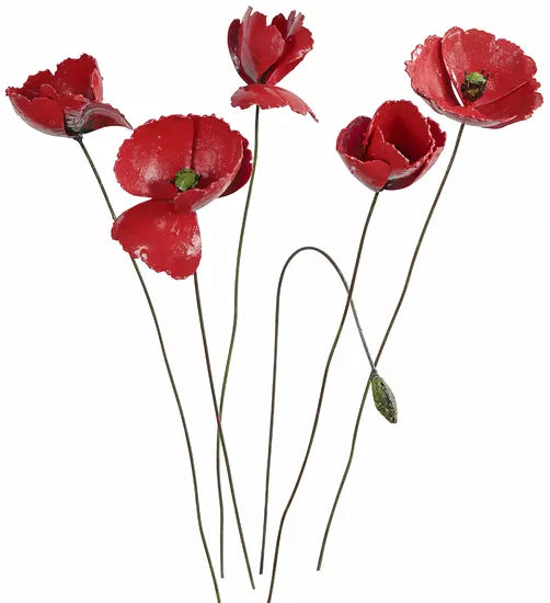 Fünf rote Mohnblumen aus Metall mit grüner Mitte und langen, dünnen Stielen vor weißem Hintergrund.