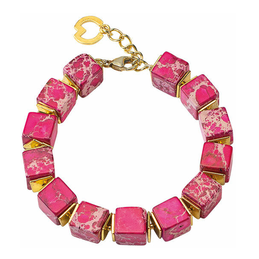 Ein Armband mit rosa marmorierten Würfelperlen und goldenen Akzenten, mit einem goldenen herzförmigen Verschluss.