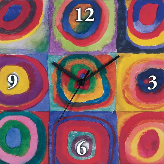 Die Wassily Kandinsky: Wanduhr „Farbstudie Quadrate“ verfügt über bunte konzentrische Kreise mit schwarzen Zeigern und zeigt die Zahlen 12, 3, 6 und 9.