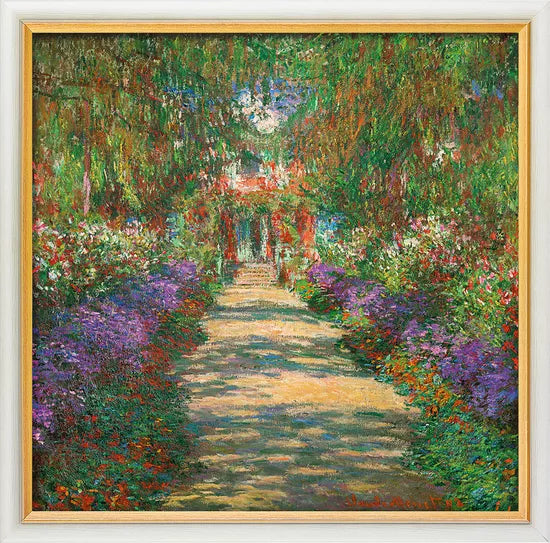 Das gerahmte Kunstwerk „Garten in Giverny“ (1902) von Claude Monet zeigt einen farbenfrohen Gartenweg mit Blumen und Grünpflanzen, gemalt im impressionistischen Stil mit lebhaften Pinselstrichen.