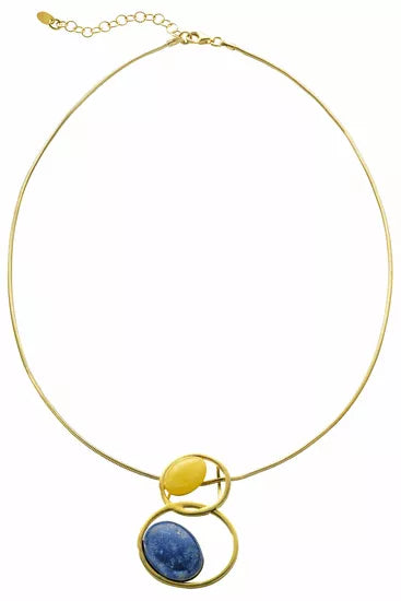 Das Collier „Liora“ ist eine goldene Halskette mit einem gelben ovalen Stein und einem größeren blauen ovalen Stein, beide in eleganten runden Rahmen eingefasst.