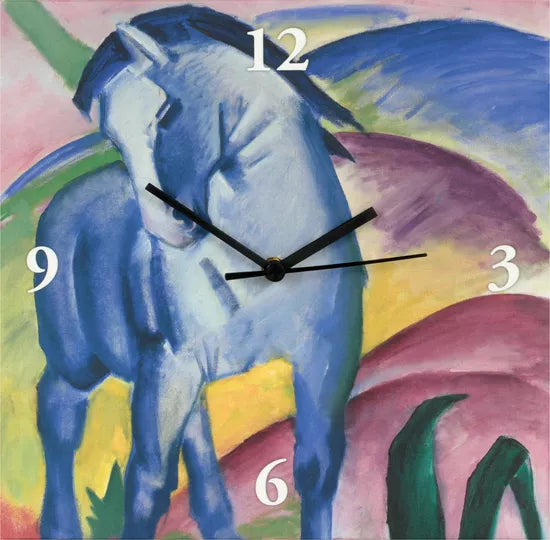 Eine Uhr mit einem blauen Pferdegemälde im Hintergrund und schwarzen Uhrzeigern, die auf 10:10 zeigen.