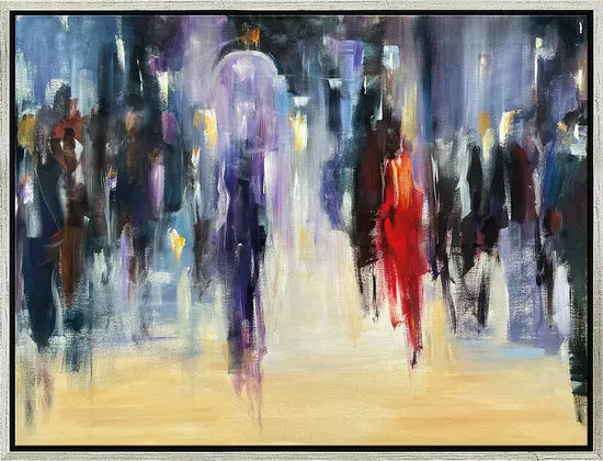 Die impressionistische Straßenszene aus Robert Hettichs gerahmtem Kunstwerk „Bis wohin?“ (2021) zeigt verschwommene Figuren, aus denen eine Frau in einem roten Kleid hervorsticht.