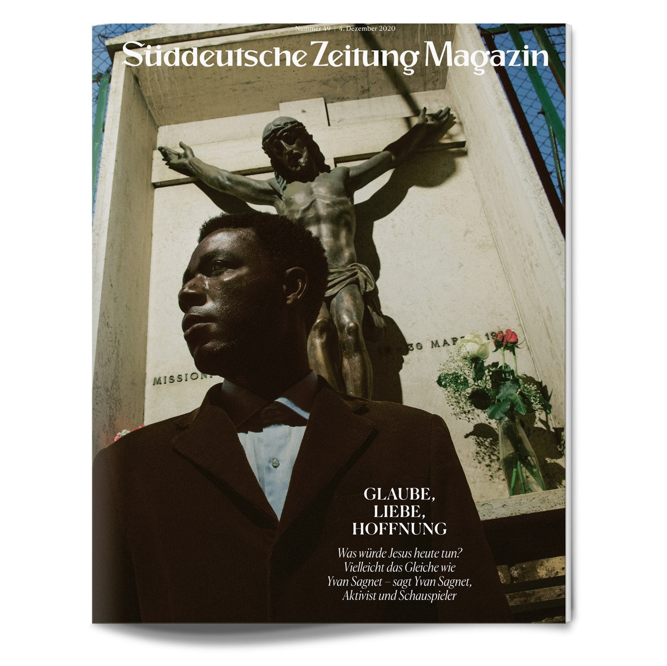 Auf dem Titelbild des Süddeutsche Zeitung Magazins steht ein Mann vor einem Kruzifix-Denkmal im Schatten.