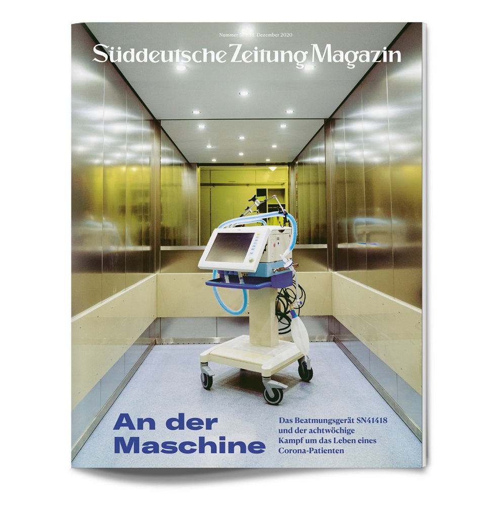 Auf dem Titelbild des Süddeutsche Zeitung Magazins steht ein Beatmungsgerät allein in einem metallischen Krankenhausflur.