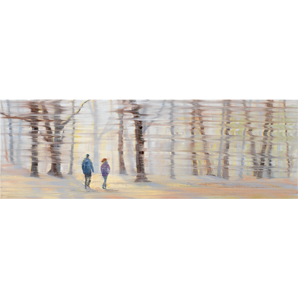 Zwei Menschen gehen durch einen sonnenbeschienenen, nebligen Wald mit hohen Bäumen und einem weichen, unscharfen Hintergrund.