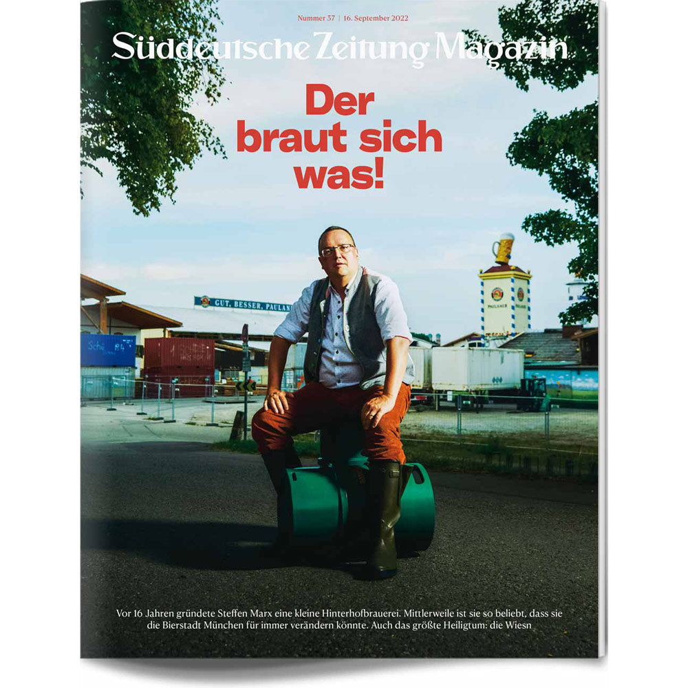Ein Mann in Stiefeln und Weste sitzt auf einem grünen Fass im Freien, über ihm der Text Der braut sich was!.