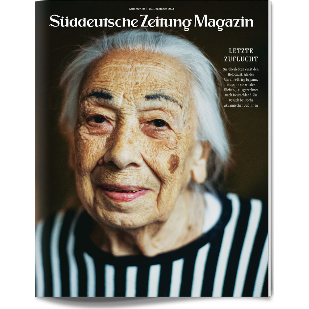 Ältere Frau mit weißem Haar und gestreiftem Hemd lächelt sanft auf dem Cover des Süddeutsche Zeitung Magazins.
