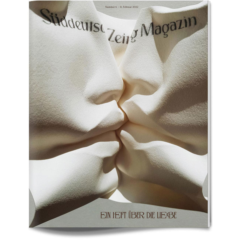 Zwei skulpturale Gesichter aus gefaltetem Stoff scheinen sich auf dem Titelbild des Süddeutsche Zeitung Magazins zu küssen.