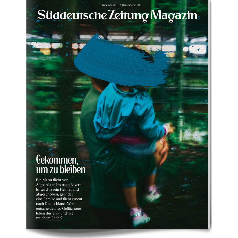 Auf einer Bank sitzt eine Person mit einem Kind im Arm; ihre Gesichter sind durch einen blauen Farbfleck verdeckt.