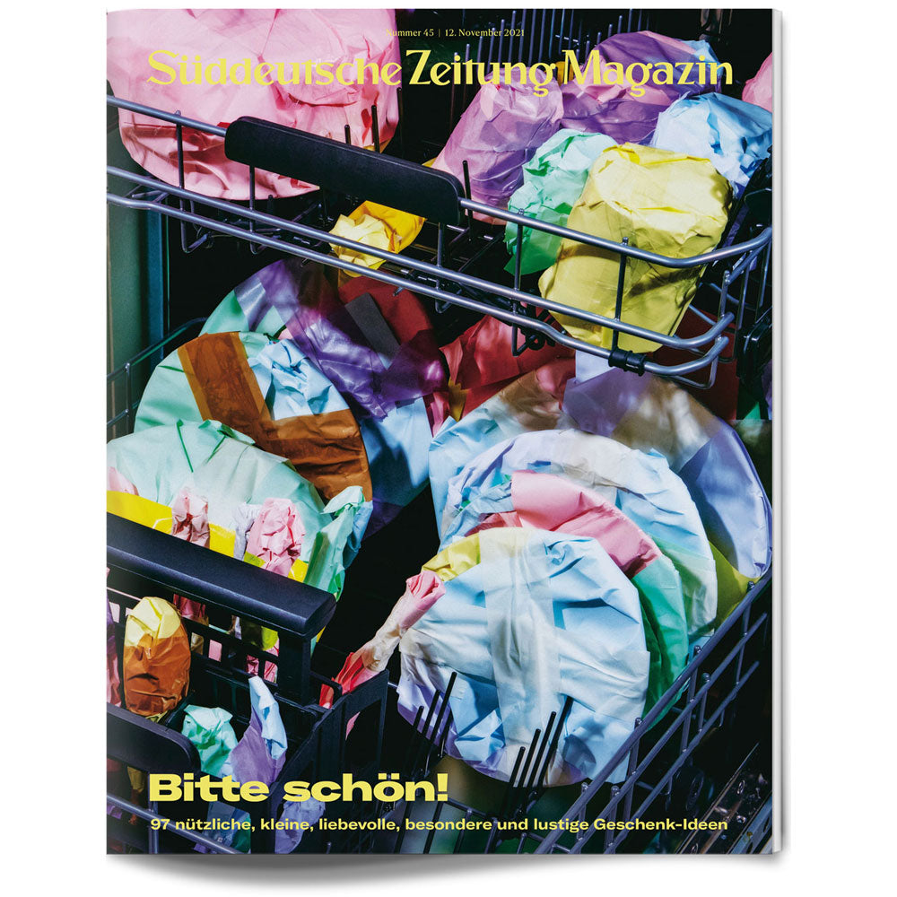 Einkaufswagen voller bunter, eingepackter Geschenke auf der Titelseite des Süddeutsche Zeitung Magazins.