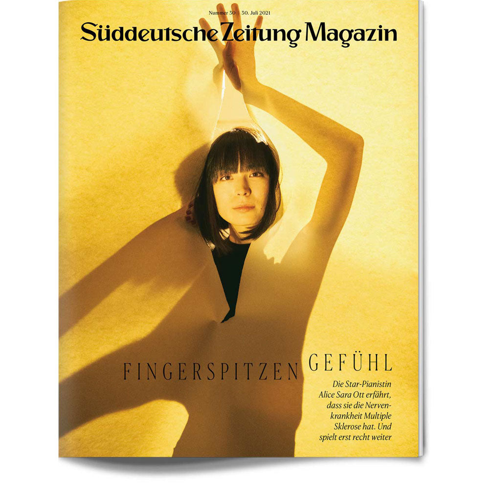 Eine Frau, eingerahmt von einem zerrissenen gelben Papier auf der Titelseite des Süddeutsche Zeitung Magazins.