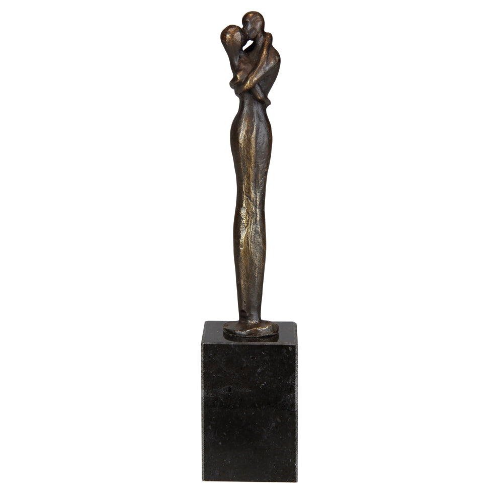 Bronzeskulptur einer großen, schlanken Figur, die ein kleines Kind hält, montiert auf einem schwarzen rechteckigen Sockel.