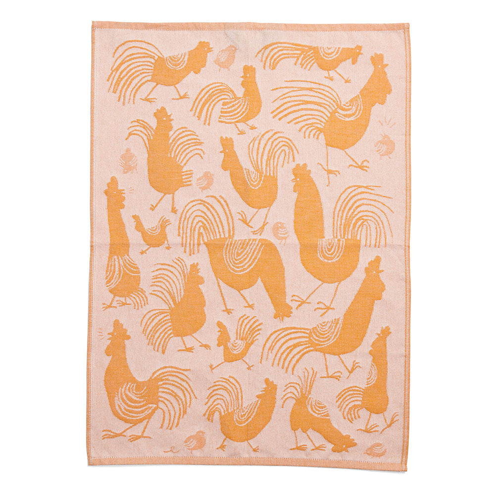 Orange-beiges Handtuch mit verschiedenen Hahn- und Hühnerillustrationen in unterschiedlichen Größen und Posen.