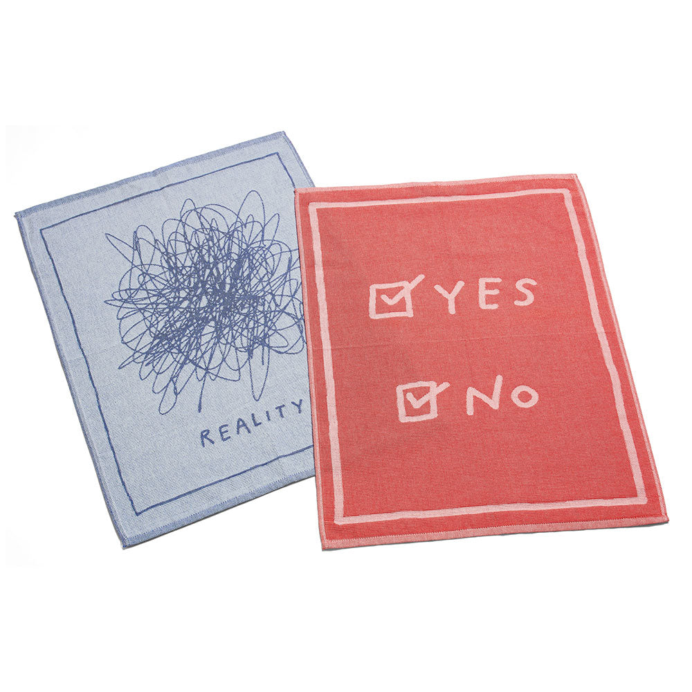 Zwei Tücher: eines mit einer blauen Kritzelei mit der Aufschrift „Realität“ und eines mit Kontrollkästchen für „Ja“ und „Nein“.