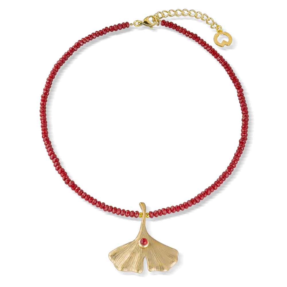Halskette aus roten Perlen mit goldenem Ginkgoblatt-Anhänger und einem einzelnen roten Edelstein, mit goldenem Verschluss und Verlängerung.