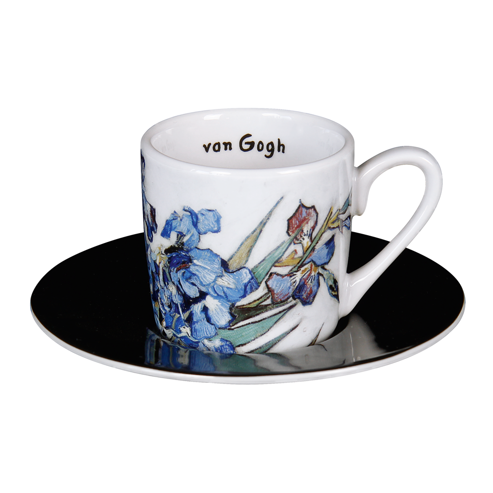 Weiße Tasse mit Van-Gogh-Text und Irisblütenmuster auf einer schwarzen Untertasse vor weißem Hintergrund.
