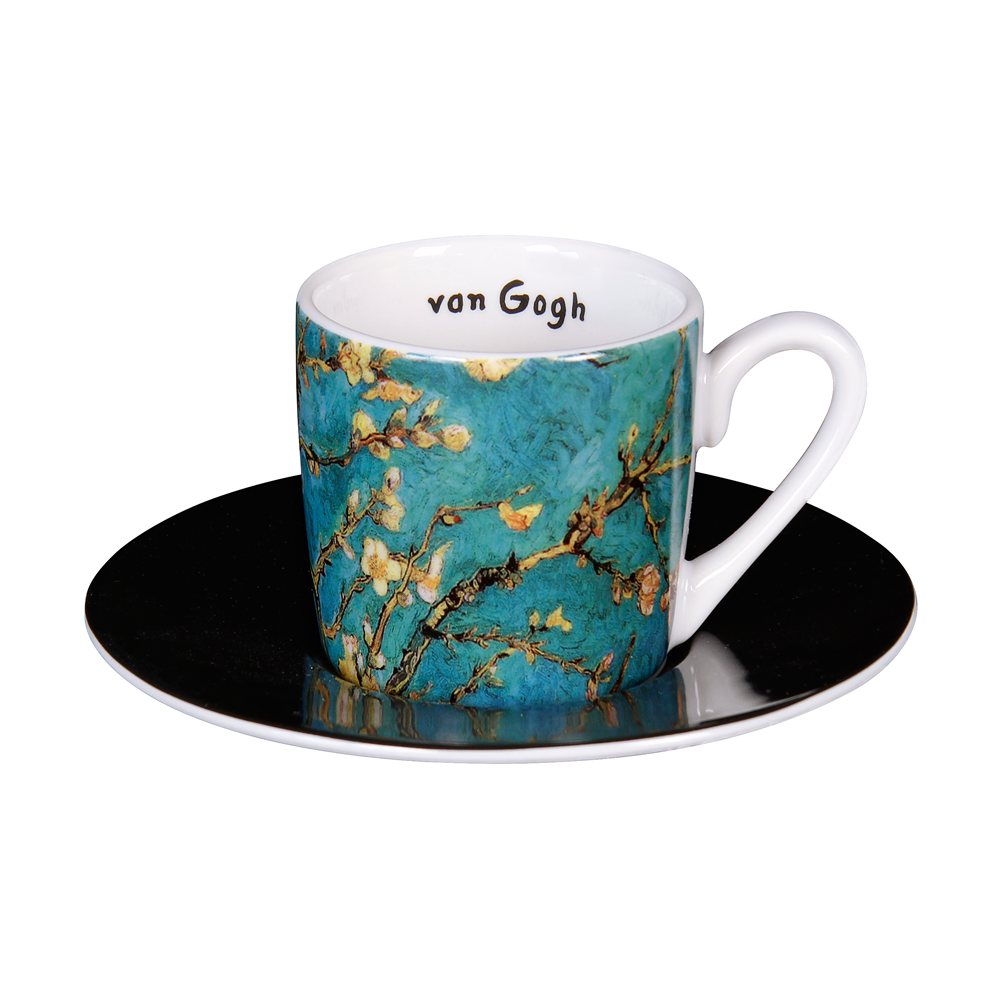 Eine Kaffeetasse mit Van Goghs Mandelblüten-Design und der Aufschrift „Van Gogh“ auf der Innenseite, auf einer schwarzen Untertasse.