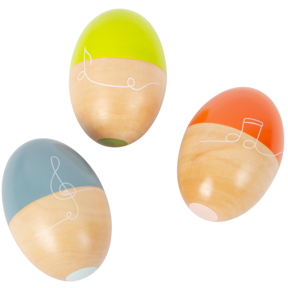 Das Musikeier „Groovy Beats“ Rhythmus-Spielzeug beinhaltet drei hölzerne, eiförmige Maracas in Grün, Orange und Blau, die jeweils mit Musiknoten verziert sind.