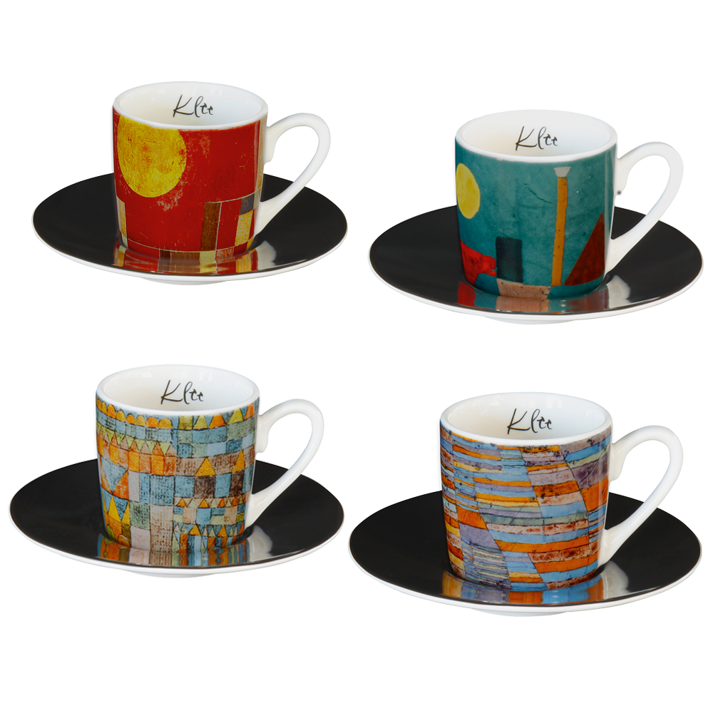 Vier Kaffeetassen mit abstrakten, farbenfrohen geometrischen Mustern, jeweils auf einer schwarzen Untertasse, in zwei Reihen angeordnet.