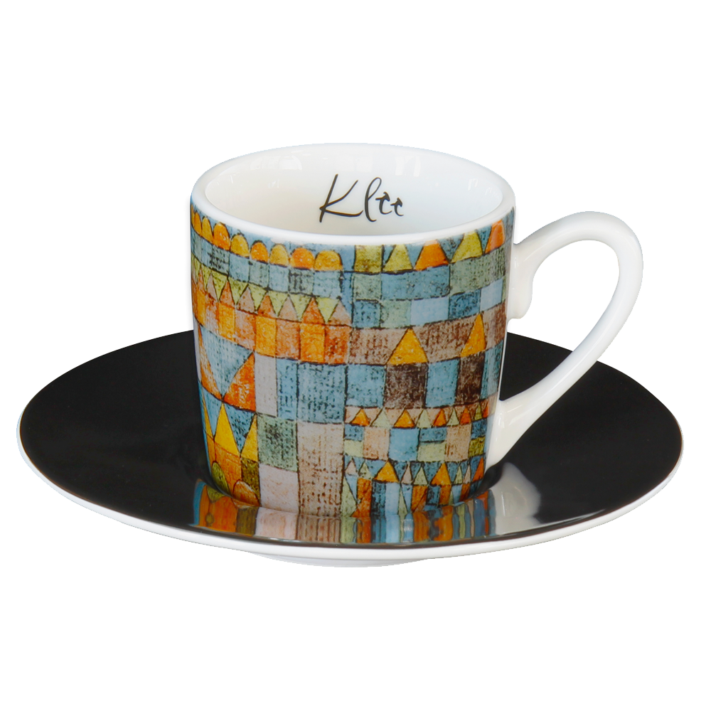 Bunt gemusterte Kaffeetasse mit der Aufschrift „Klee“ auf der Innenseite, auf einer schwarzen Untertasse.