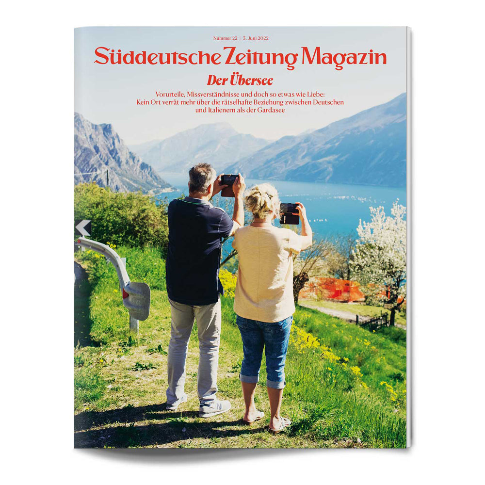 Ein Mann und eine Frau fotografieren einen See und Berge auf dem Titelbild des Süddeutsche Zeitung Magazins.