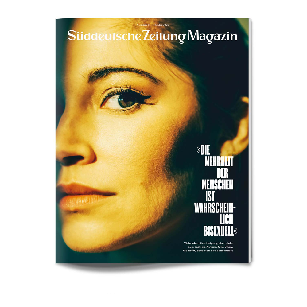 Nahaufnahme eines Frauengesichts auf einem Zeitschriftencover mit deutschem Text über Bisexualität.