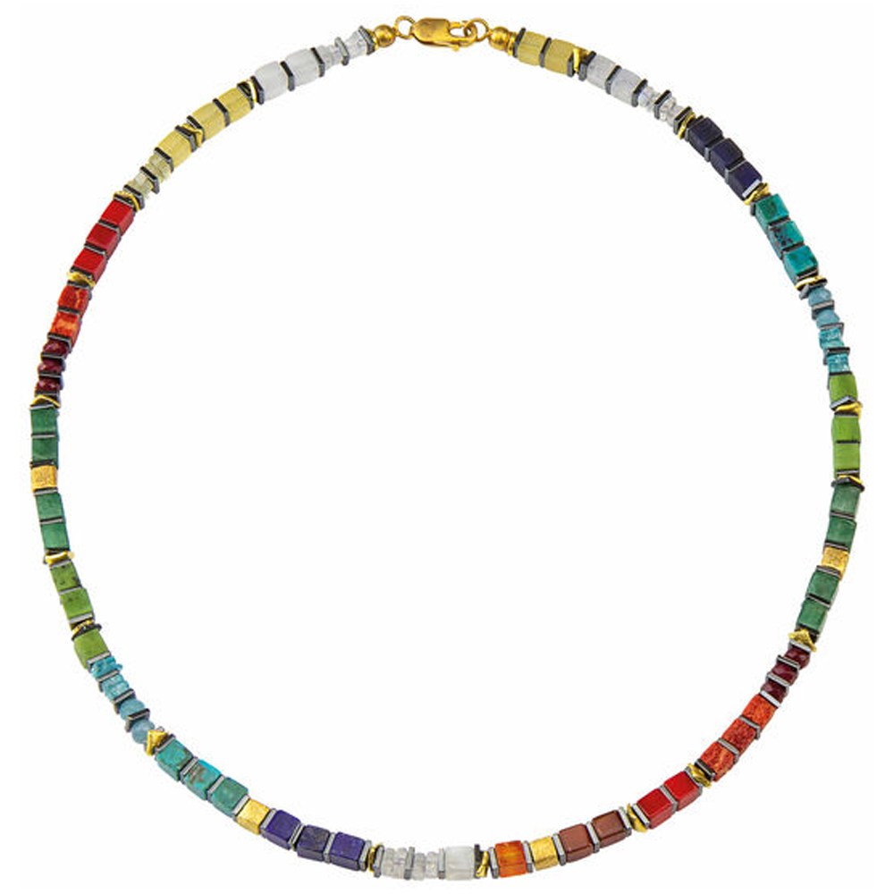 Perlenkette mit bunten quadratischen und rechteckigen Perlen, mit einem goldenen Verschluss versehen.