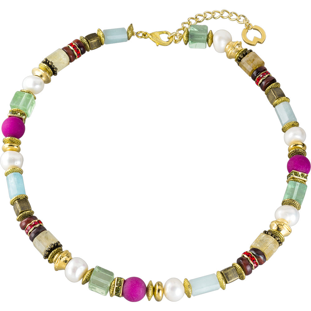 Bunte Perlenkette mit goldenen, perlenartigen, grünen, rosa und roten Perlen und einem goldenen Verschluss.