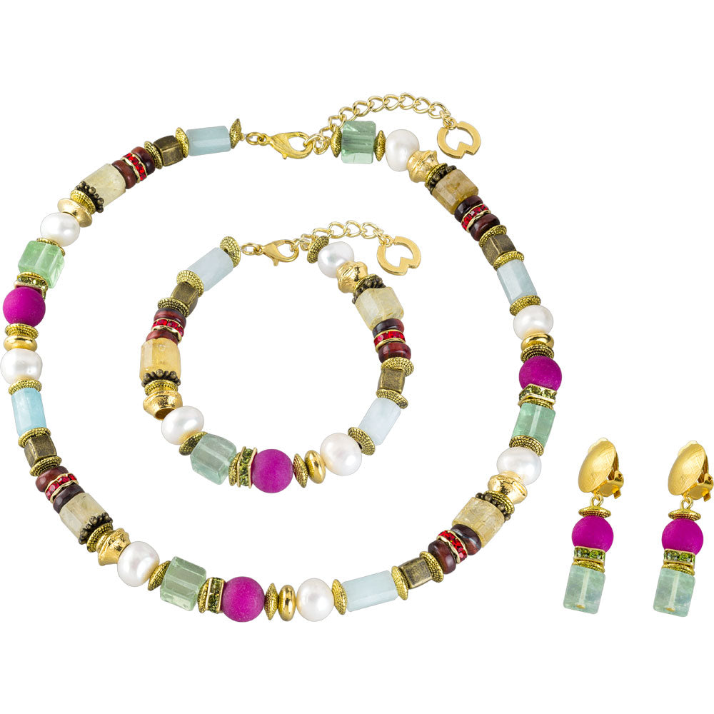 Buntes Perlenset aus Halskette, Armband und Ohrringen mit goldenen Akzenten, Perlen und grünen, rosa und roten Perlen.