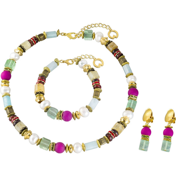 Buntes Perlenset aus Halskette, Armband und Ohrringen mit goldenen Akzenten, Perlen und grünen, rosa und roten Perlen.