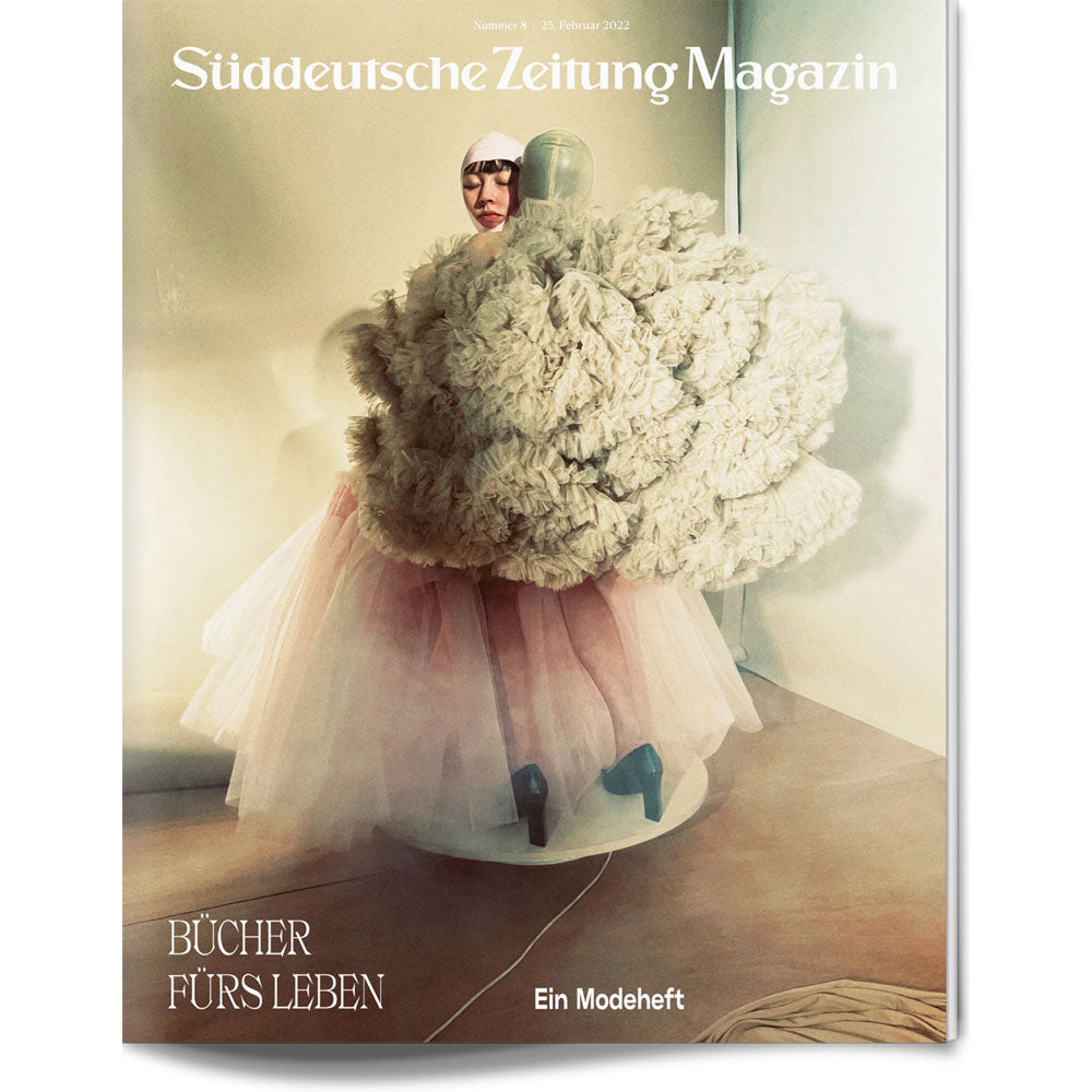 Ein Model in einem dramatischen, flauschigen cremefarbenen Kleid und rosa Tüll posiert für das Cover des Süddeutsche Zeitung Magazins.