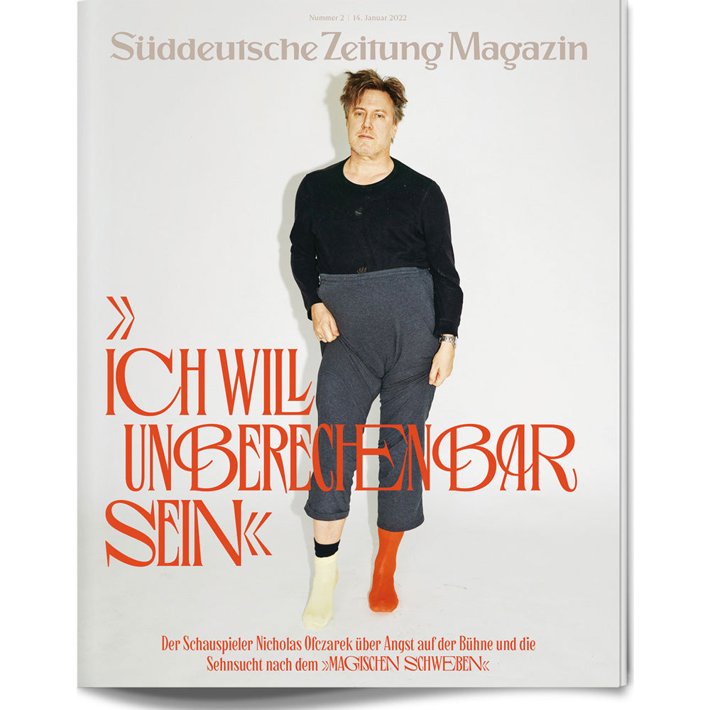 Ein Mann in uneinheitlicher Kleidung steht auf einem Zeitschriftencover mit fettgedrucktem deutschen Text und weißem Hintergrund.