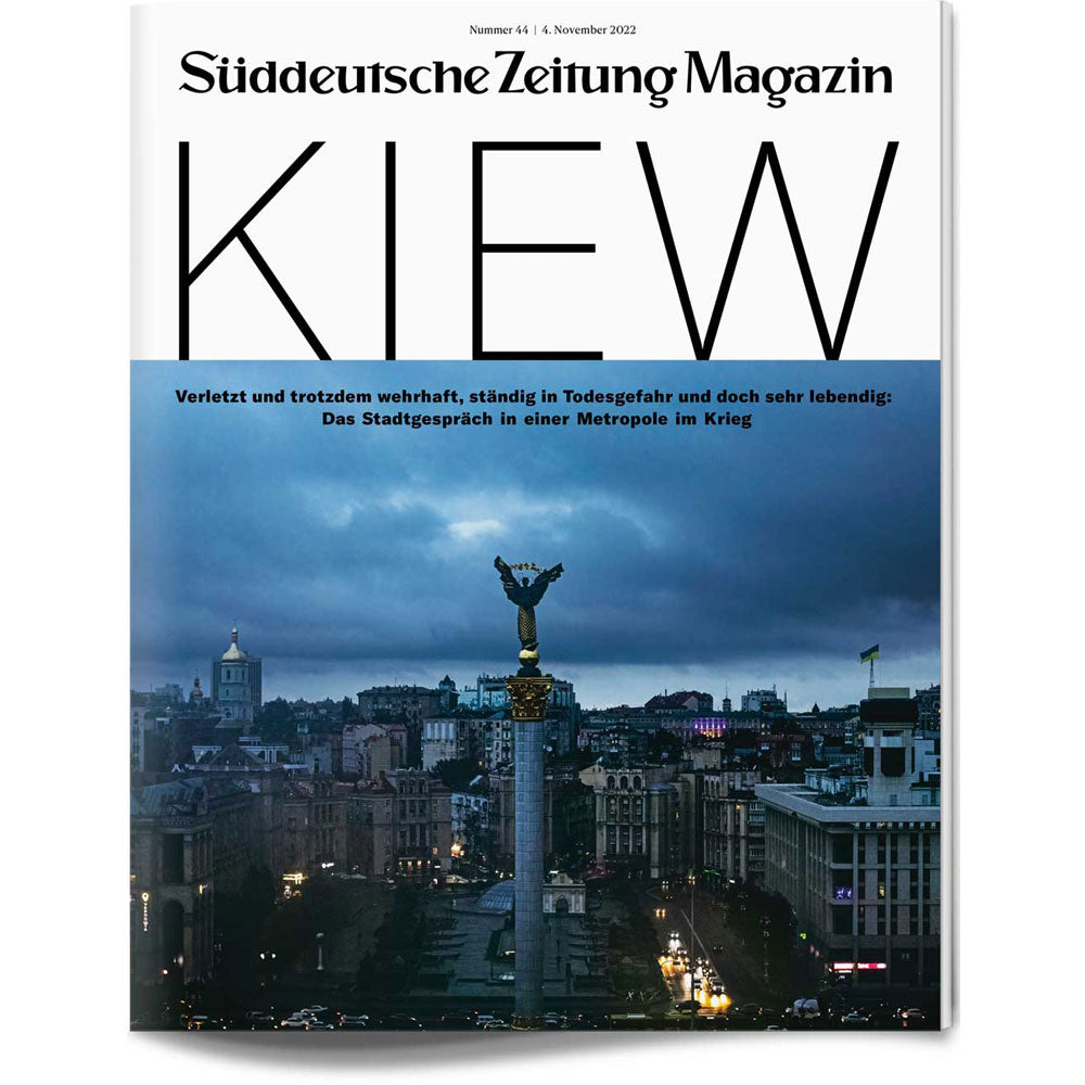 Das Titelbild des Süddeutsche Zeitung Magazins zeigt den Kiewer Unabhängigkeitsplatz in der Abenddämmerung bei bewölktem Himmel.