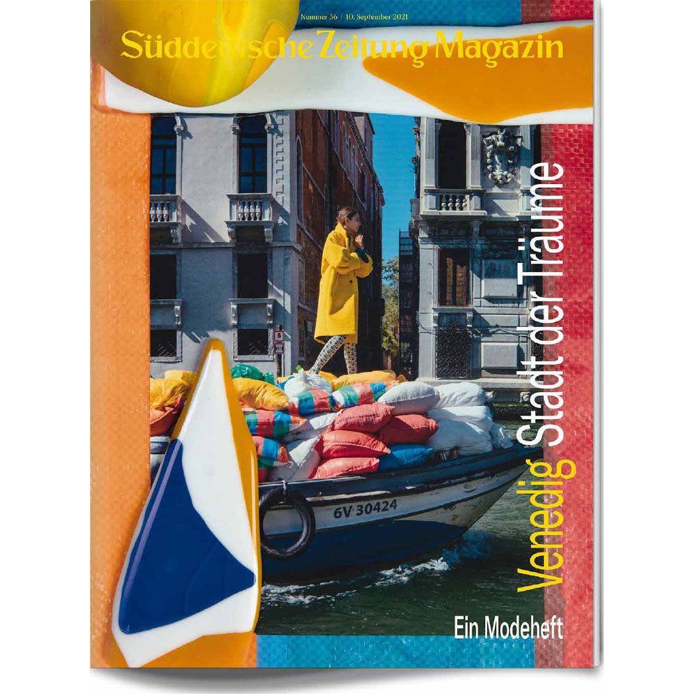 Das Cover des Süddeutsche Zeitung Magazins zeigt eine Frau in gelbem Mantel auf einem Boot in Venedig mit bunten Taschen.