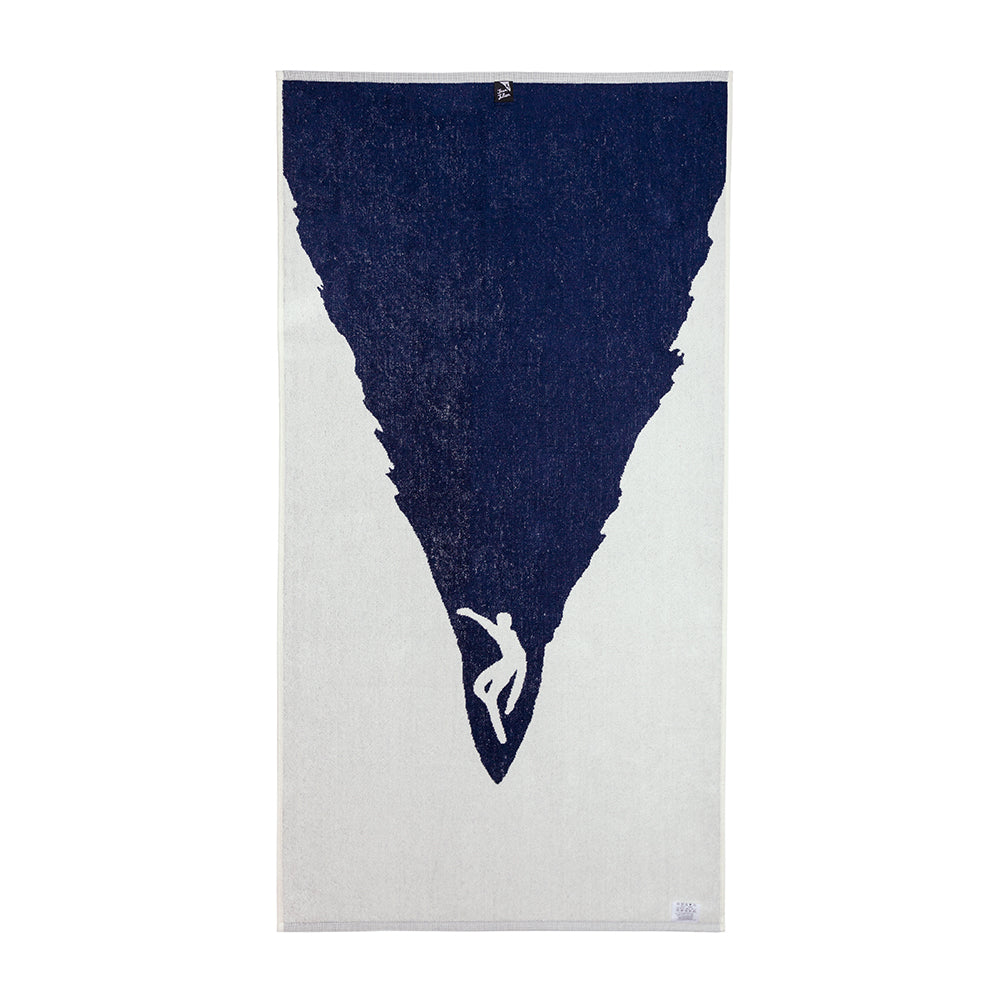 Strandtuch mit einem marineblauen Dreieck und der weißen Silhouette einer Person, die an der Spitze des Dreiecks zu klettern oder zu hängen scheint.
