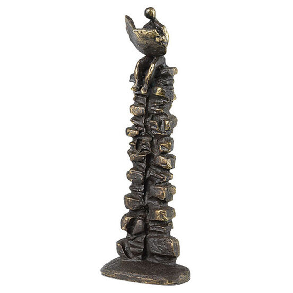 Bronzeskulptur einer Figur, die auf einem hohen, unebenen Stapel aus Steinen oder Blöcken sitzt.