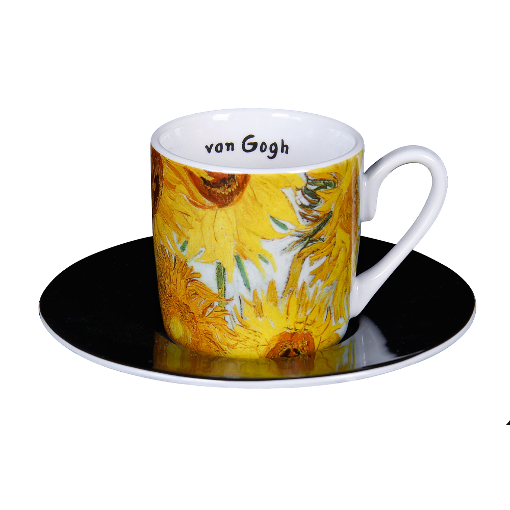 Weiße Tasse mit Sonnenblumen-Design, von Gogh-Text darin, auf einer schwarzen Untertasse, isoliert auf weißem Hintergrund.