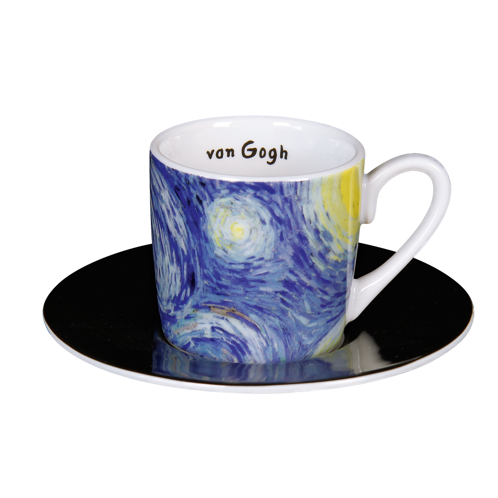 Eine Kaffeetasse mit Van Goghs Sternennacht-Design und passender schwarzer Untertasse.